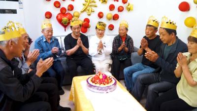 郑家榜村为60岁老人举办集体生日会