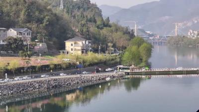 长阳交警部门全力护航“五一”假期浮桥交通