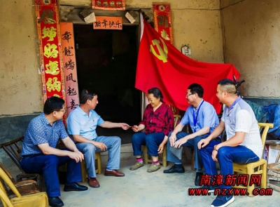 县人社局组织党员干部到薛坪镇开展扶贫帮困活动