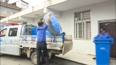 县城管执法局：集中更换城区临街破旧环卫设施