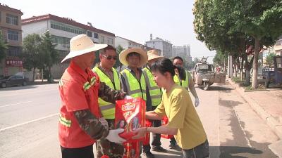 爱心企业慰问一线道路维护工人