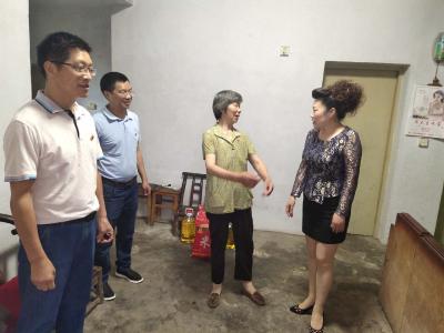县委宣传部机关干部走访慰问部分老党员和困难党员