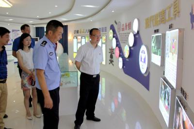 县领导到县职教中心禁毒教育基地调研