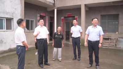 市领导深入我县看望慰问困难党员