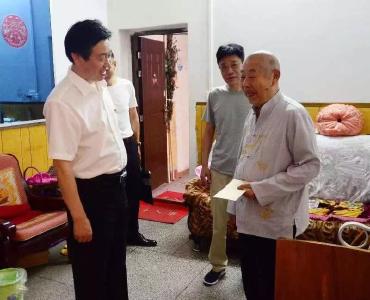县财政局“四项措施”关爱困难党员
