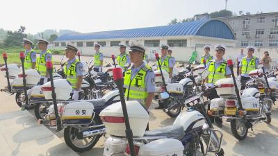 【快讯】交警大队为农村道路交管路长发放执勤装备  
