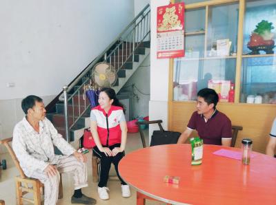县红十字会看望慰问贫困老村支书