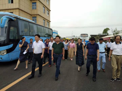 全省残疾人就业创业培训班学员参观县统领塑胶残疾人就业创业基地  