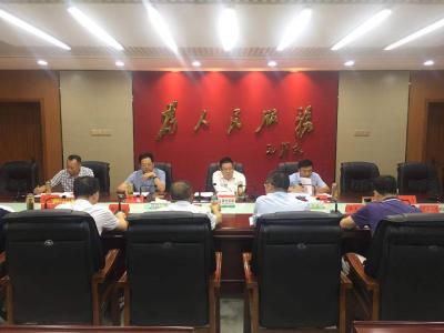 与会人员参加分组讨论  