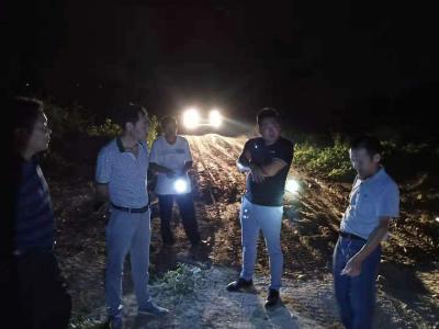 县联合执法队深夜突击拦堵非法采砂行为
