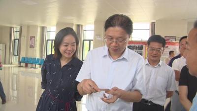 市领导到我县调研社区减负增效工作