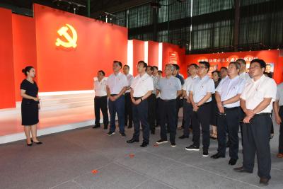 我县党员领导干部集中参观“不忘初心，牢记使命＂主题教育档案文献展  