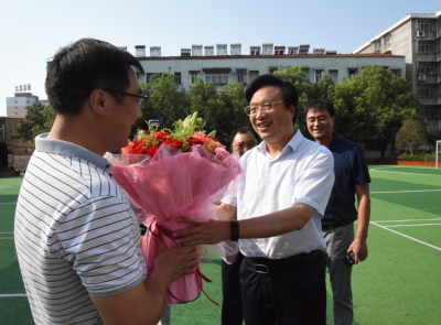 【快讯】王鹏慰问教师代表  
