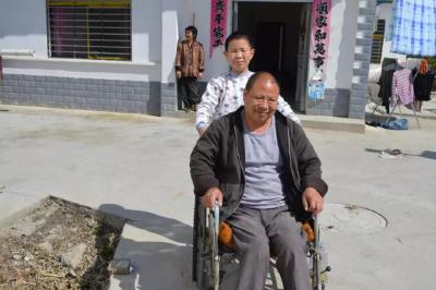 6岁开始照顾瘫痪父亲，12岁男孩殷启运：“将来我走到哪，就把父亲带到哪”