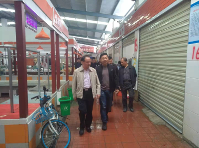 【快讯】县领导检查中心农贸市场及周边“创卫”工作开展情况