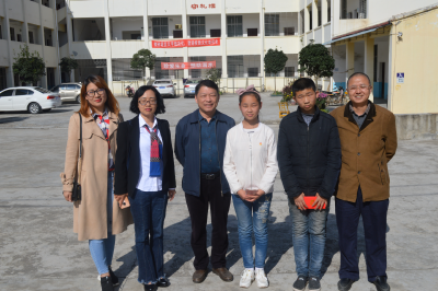 5名市政协委员赴薛坪看望贫困学生  