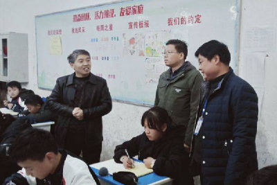 县领导夜查校园安全工作  