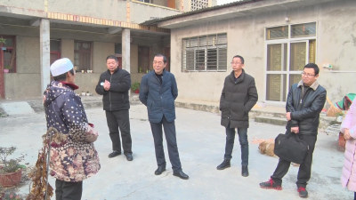 县领导看望慰问困难人大代表  