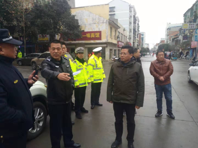 【快讯】县领导督查城区交通经营秩序整治工作  