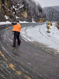 县公路局积极应对入冬第一场雪  