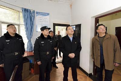 雷斌检查元旦期间干部值班值守情况