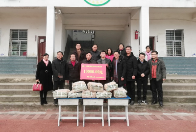 武汉纺织大学驻九集镇双泉村扶贫工作队开展捐赠图书活动  