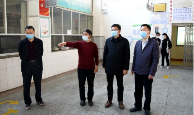县领导检查高三复学准备工作
