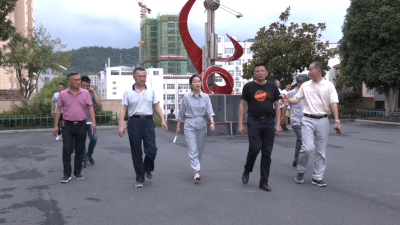 县领导督查校园安全工作