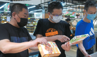 县领导检查进口牛羊肉和海鲜产品销售情况 