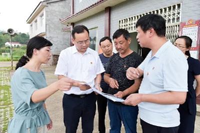 县领导调研软弱涣散基层党组织整改工作