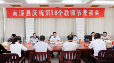 王鹏看望慰问优秀教师代表