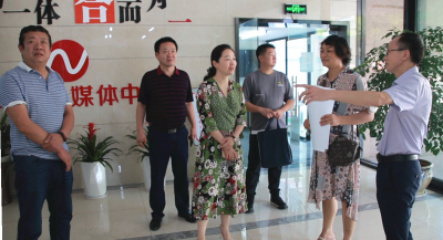 县领导督导“两个中心”建设工作