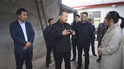陈栋到长坪镇调研精准扶贫、开展巡河工作
