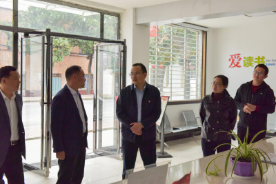 县领导到东巩镇东巩社区开展“六个一”活动