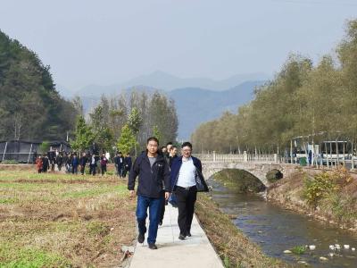 县委党校组织学员到肖堰镇开展现场教学活动