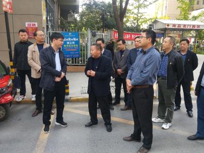 县委组织部督导尚品名门小区党员“双报到”工作