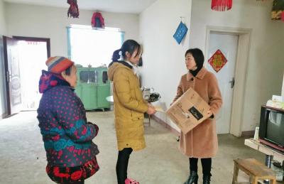 县领导到李庙镇看望困难学生