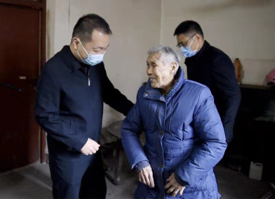 陈栋走访慰问困难老党员  