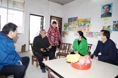 ​县领导看望慰问困难教师代表