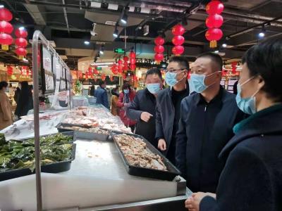 陈栋检查春节期间疫情防控和市场保供工作