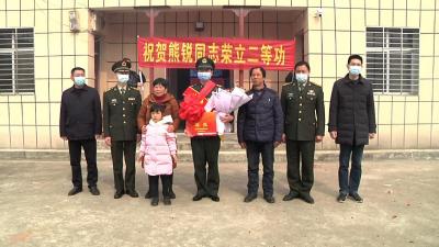 县领导看望慰问现役军人