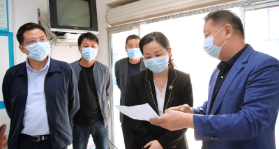 县领导检查基层医疗机构疫情防控情况