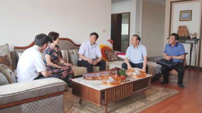 慰问老干部时，兴斌书记由衷地说：你们是南漳的功臣，全县人民的财富
