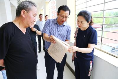 县领导检查指导学校安全工作