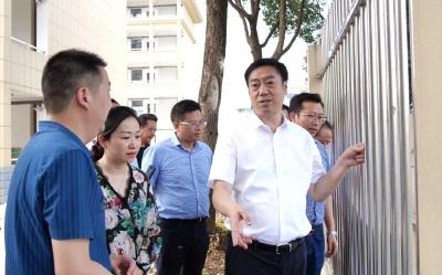 罗兴斌调研校园安全工作