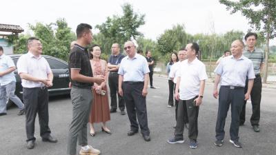 鄂尔多斯市人大常委会到我县考察学习乡村振兴工作