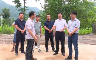 县领导察看灾情指导抗灾