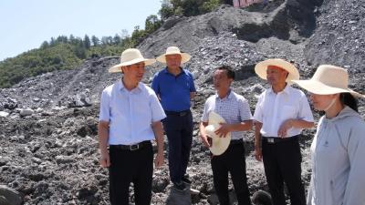 罗兴斌督导灾后重建时强调：困难面前不低头，团结一心向前走