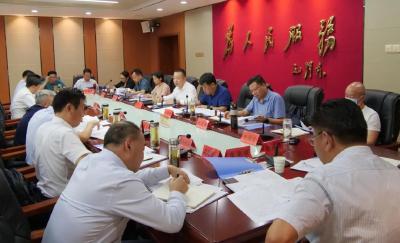 县政府党组中心组学习暨第八次常务会议召开