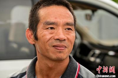 父亲推脑瘫儿子跑52场马拉松：带你去看外面的世界